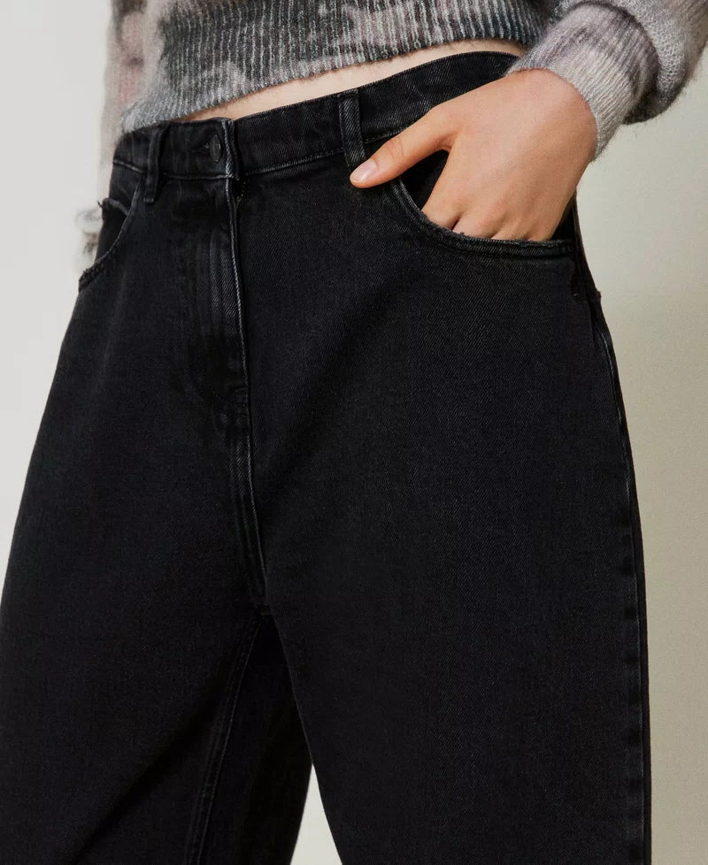 Black carrot fit jeans with five pockets