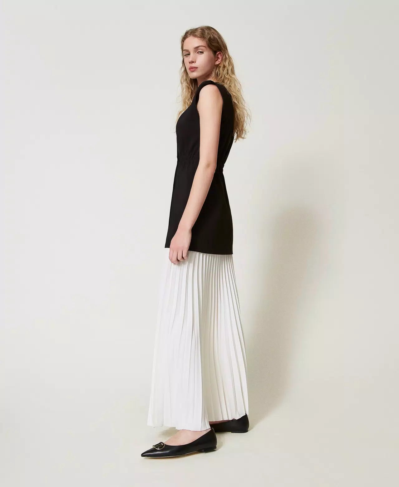 Crêpe gilet and long pleated skirt