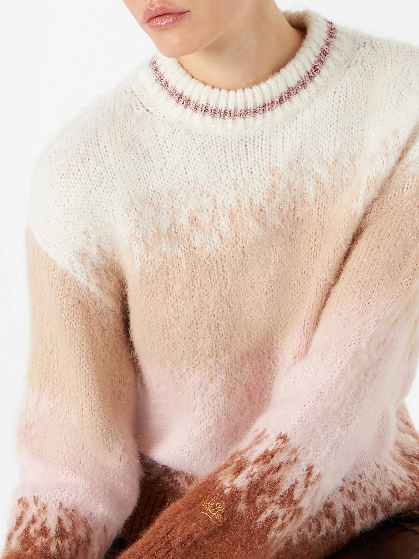 Пуловер от полирано плетиво с детайли от лурекс